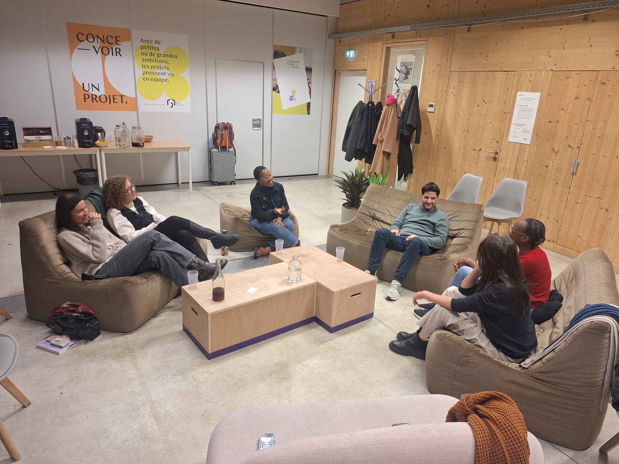Un cercle de personnes réelles en conversation, assises en rond