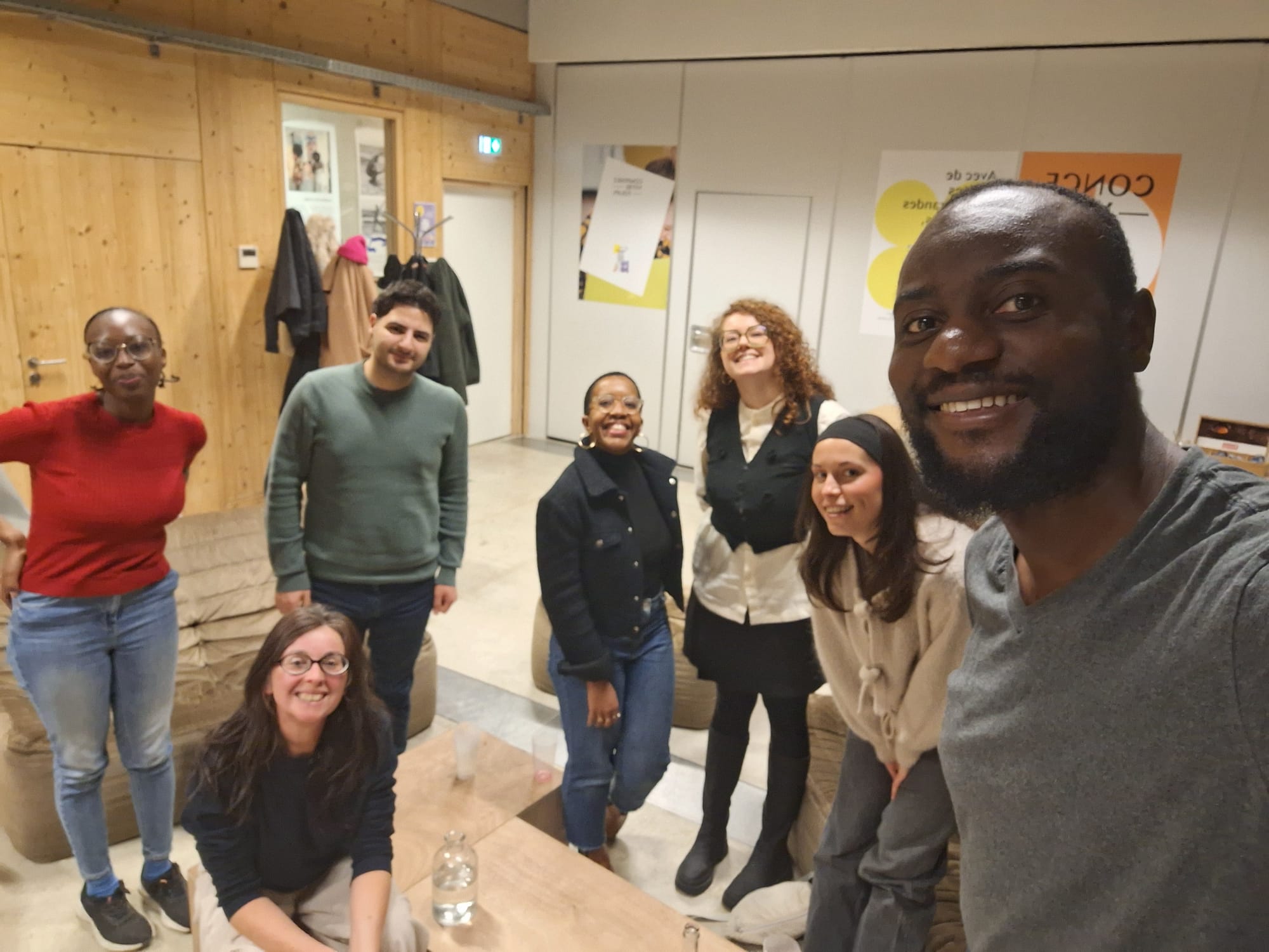 Un groupe souriant à la fin d'un Cercle Nayoki